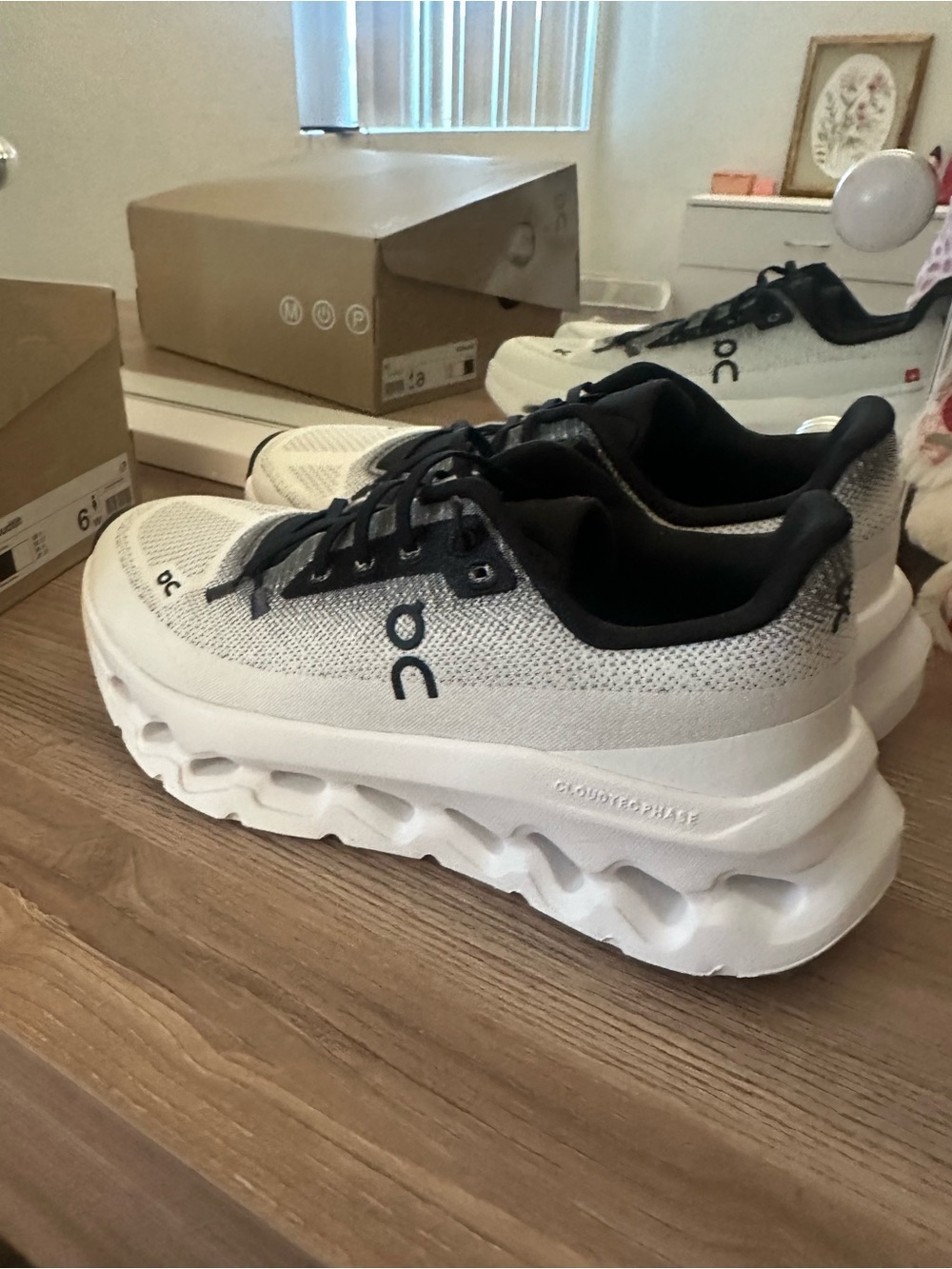 On Running women cloudtilt White and Black Sneakers